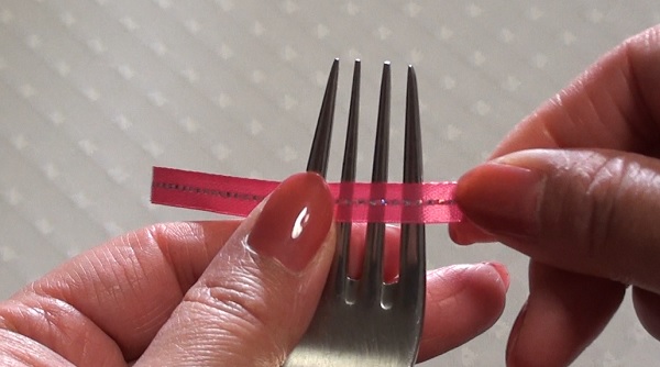 Diy フォークで作るミニリボンの作り方 How To Make A Mini Bow With Fork 暮らしハニカム 素敵な暮らし研究所